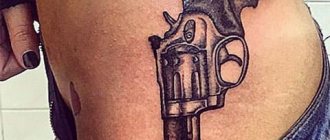 Tetovanie so zbraňou na boku dievčaťa
