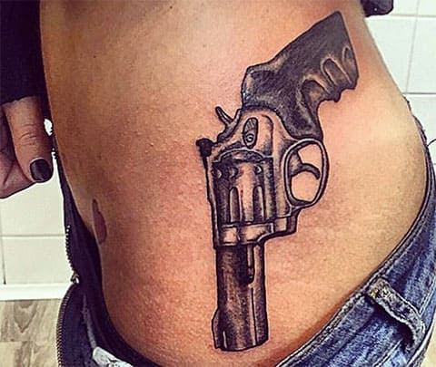 Tetovanie zbrane na strane dievčaťa