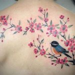 Tatuagem com uma cerejeira e um pássaro