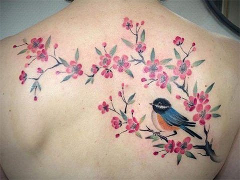 Tetoválás cseresznyefával és madárral