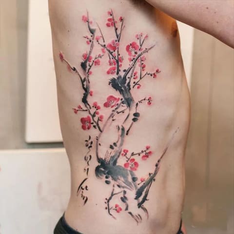 Cseresznyefa tetoválás férfi testen