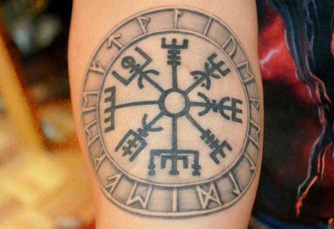 Tetoválás skandináv rovásírásos iránytűvel