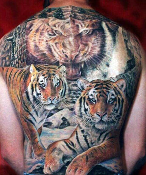 Татуировка на тигър на гърба му