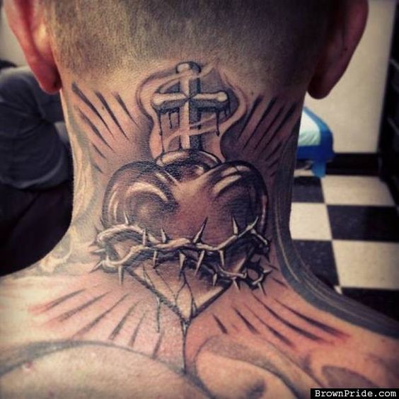 Татуировка на сърце и кръст на врата му