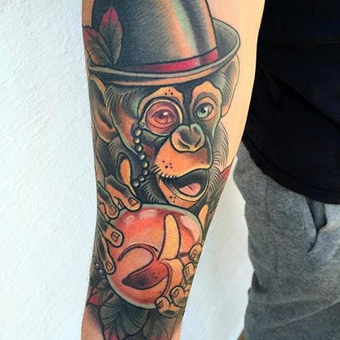 Τατουάζ ενός χιμπατζή με καπέλο