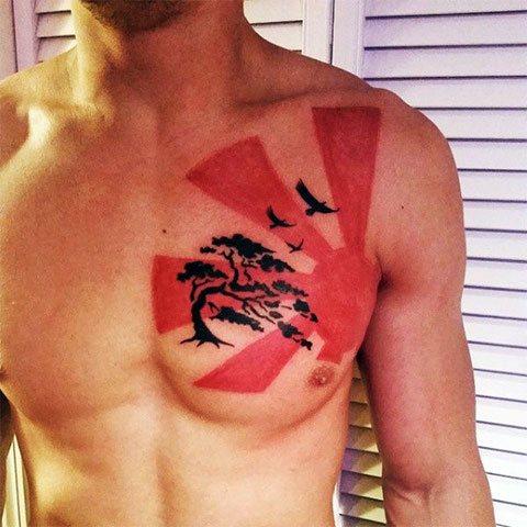 Τατουάζ ήλιου στο στήθος