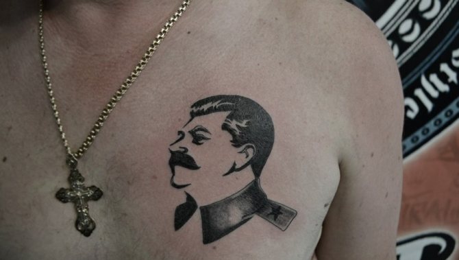 Sztálin tetoválás a mellkasán