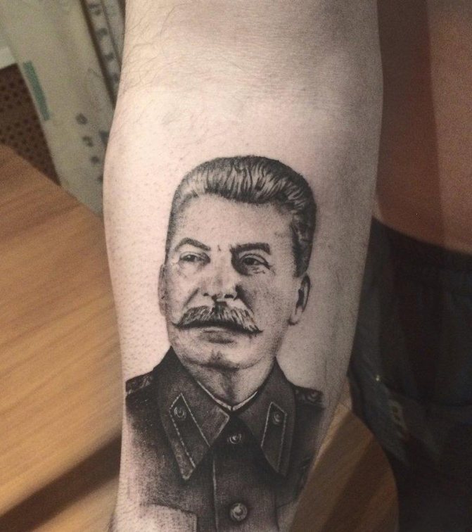 Tatuaggio di Stalin sul braccio