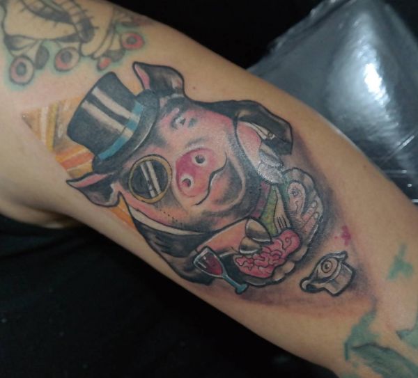 Татуировка на прасето в шапката