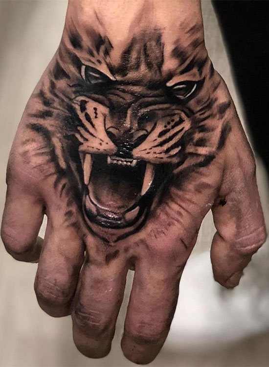 Tatuaj cu un tigru pe pumnul său