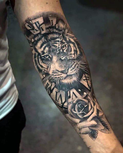 Tatuagem de um tigre na mão