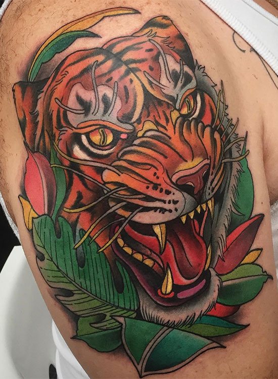 Tatuagem de um tigre com um sorriso