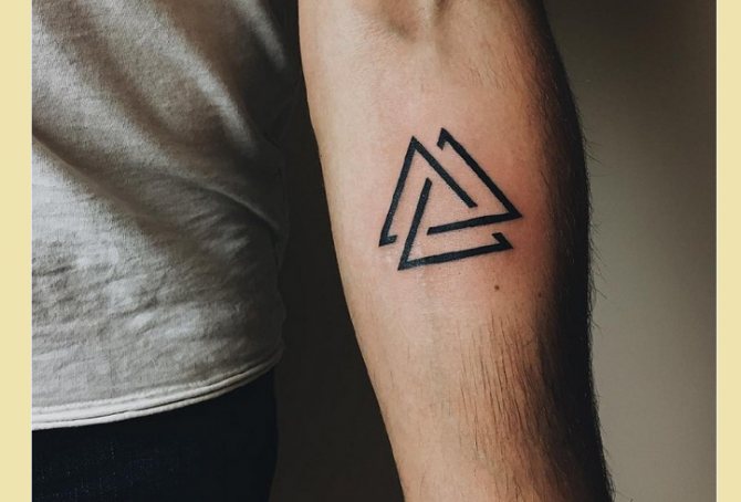 Triunghiul tatuat pe brațul său
