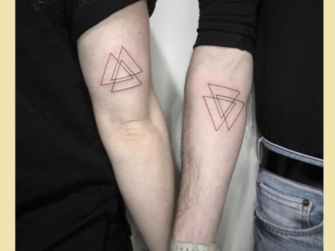 Tetovanie - trojuholníky na ruke