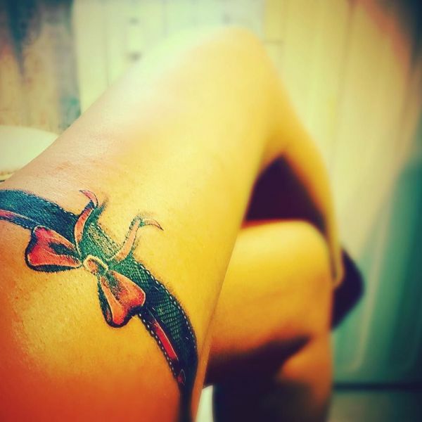 Τατουάζ με ζώνη καλτσοδέτας στο πόδι του κοριτσιού