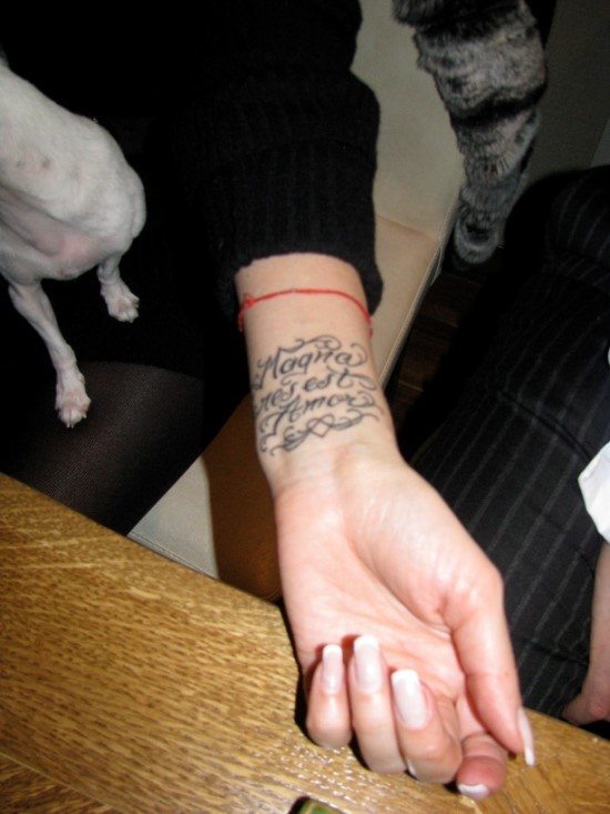Lera Kudryavtsevaの手首にあるタトゥー。
