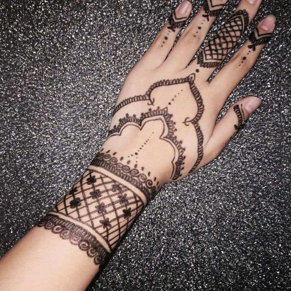 Tattoo marker pen marker mehendi mønster på hånden