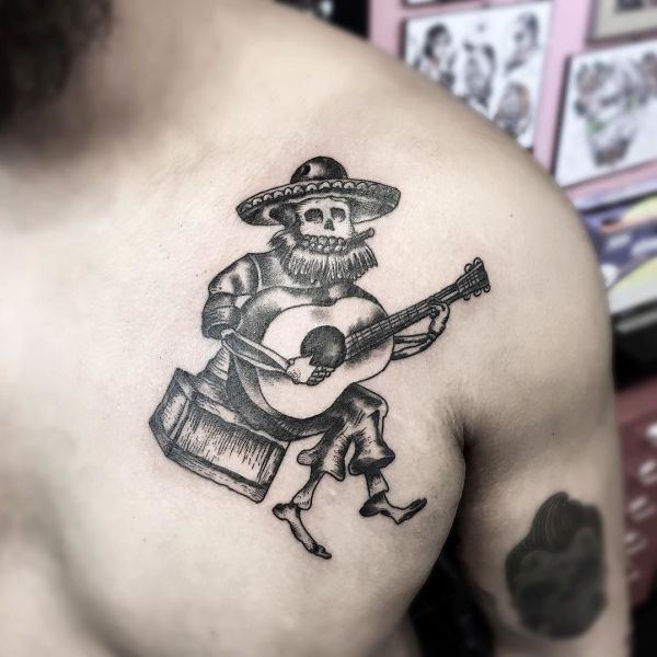 Tatuagem ao estilo mexicano no peito de um tipo