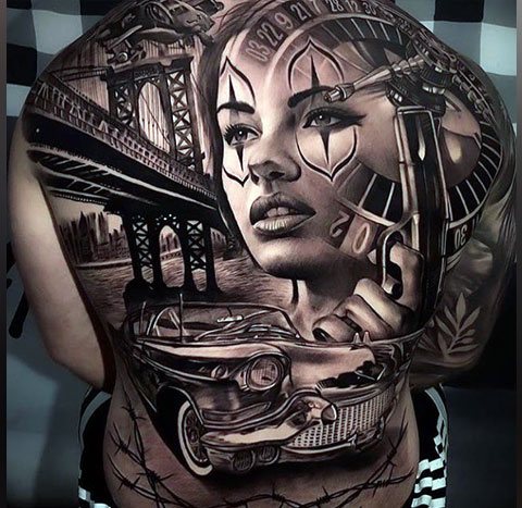 Tatuaj în stil Chicano pe spatele unui bărbat - fotografie