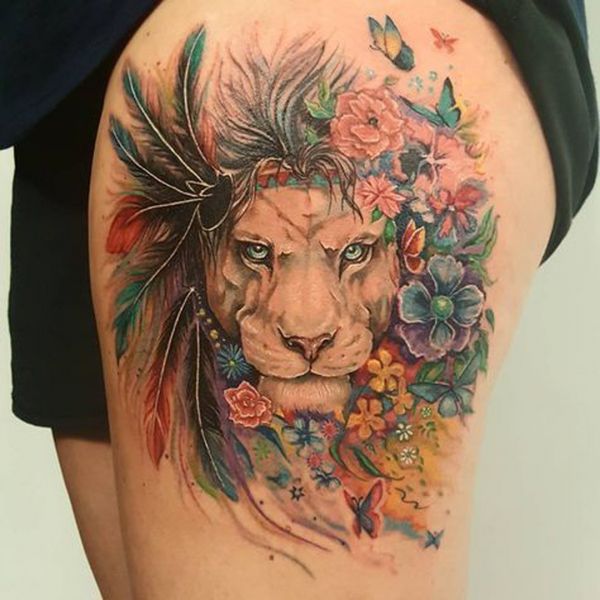 Tätowierung eines Löwen mit mehrfarbigen Federn