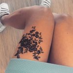 女孩腿上的蕾丝花边形状的纹身，带vetus