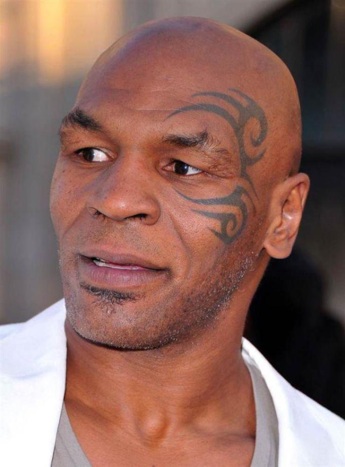 Tatuaj cu modele polineziene pe fața lui Tyson
