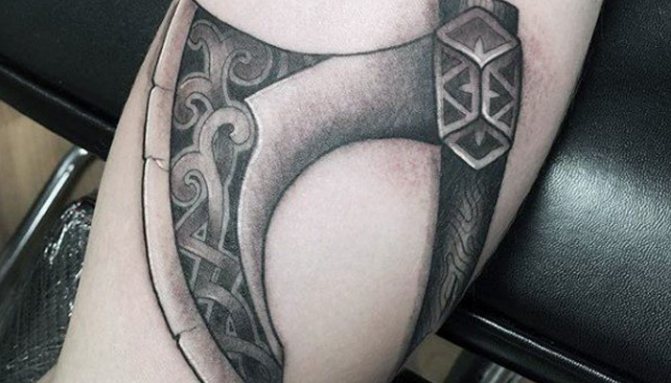 Tetoválás a Perun fejsze formájában