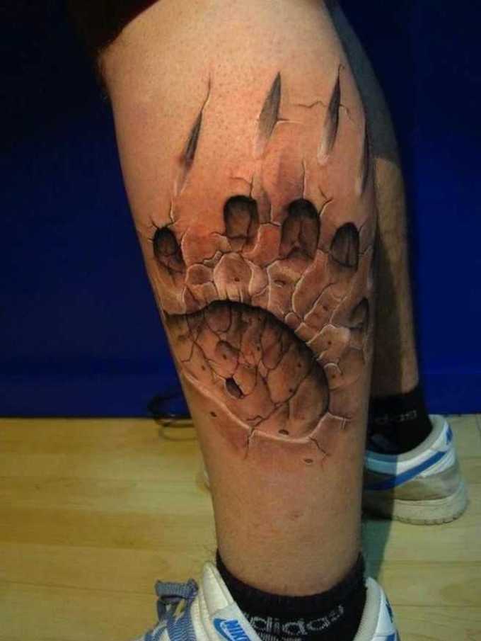 Татуировка на подбедрицата във формата на отпечатък от лапа на мечка