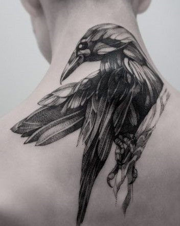 Il tatuaggio Raven sembrerà abbastanza imponente dietro il tuo collo