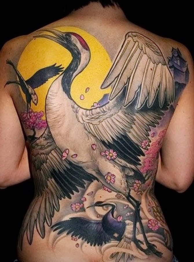 鶴の形をしたタトゥー