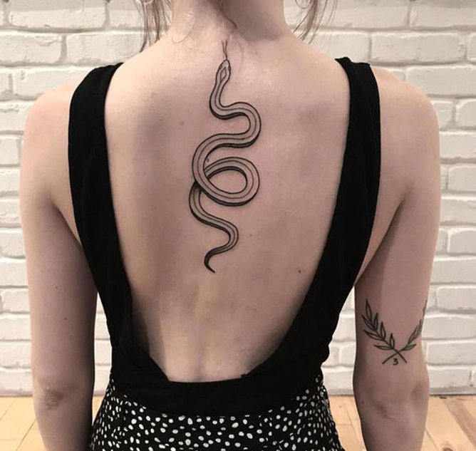 Käärmeen muotoinen tatuointi selkärankaa pitkin.