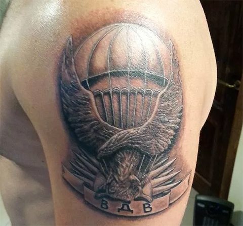 Tatuaggio paracadute sulla spalla di un soldato dell'aviazione