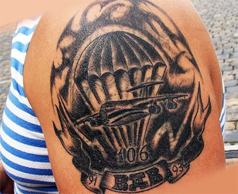 tatuaggio di un soldato dell'aviazione sulla spalla