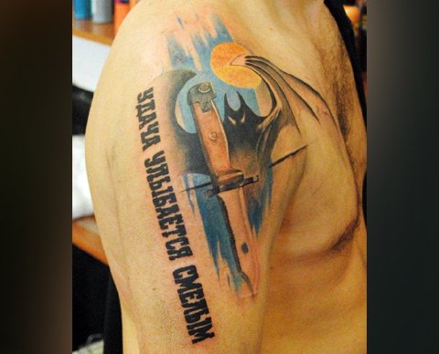 Tatuagem de morcego da Inteligência Militar no ombro
