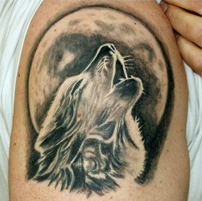 tatuagem de lobo uivante