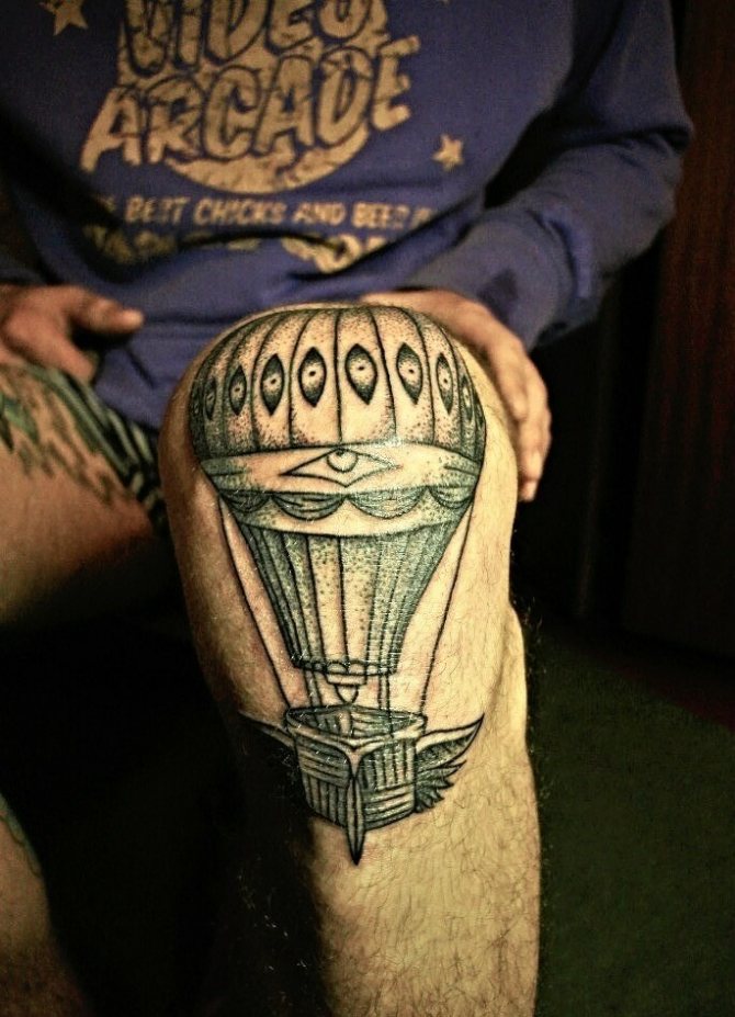 Татуировка на балон върху мъжко коляно