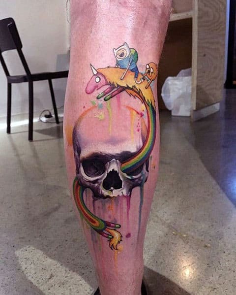 Nuotykių laiko tatuiruotė ant kojų