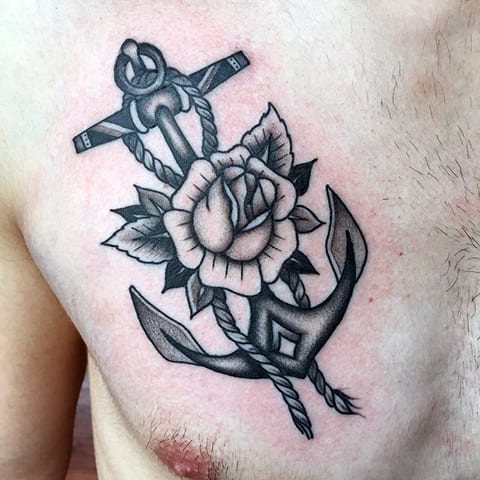 Ankkuri tatuointi ruusulla miehen rinnassa