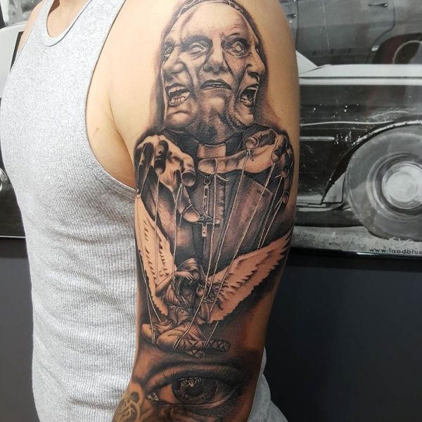 Tatuaggio del male sulla spalla di un ragazzo