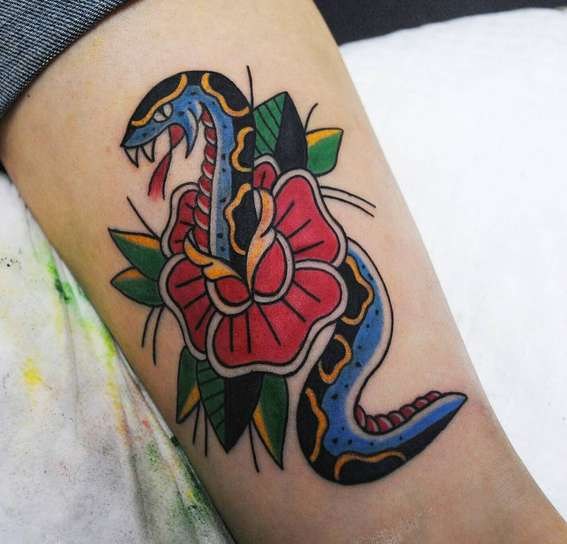 Käärme tatuointi