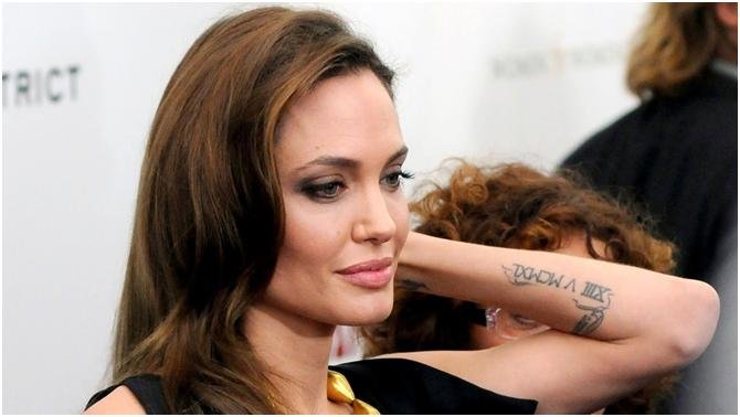 Tetovanie Angeliny Jolie