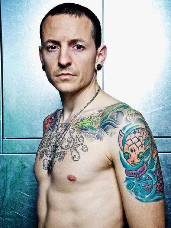 Chester Bennington tetoválások a mellkason és a karokon
