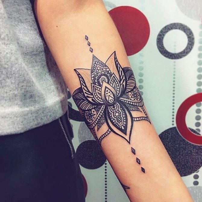 Lotoso gėlės tatuiruotė mergaitėms