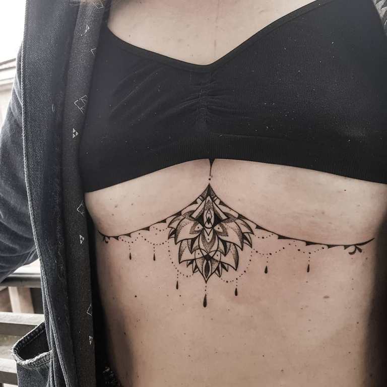 Tattoo für Mädchen auf der Brust