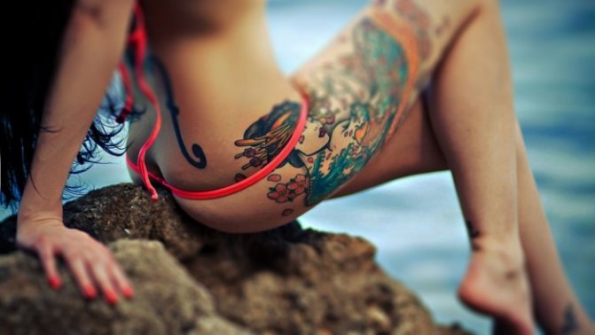 女孩腿上的纹身。美丽的图案，小的铭文，意义