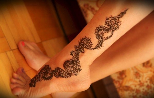 Τατουάζ για κορίτσια στο πόδι. Όμορφα μοτίβα, μικρές επιγραφές, νόημα