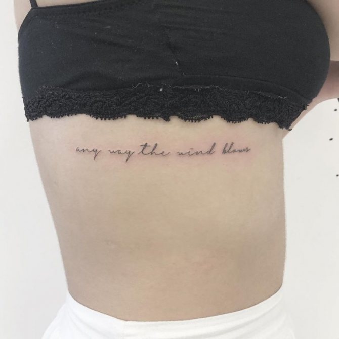 Tetované nápisy pre dievčatá rebrá