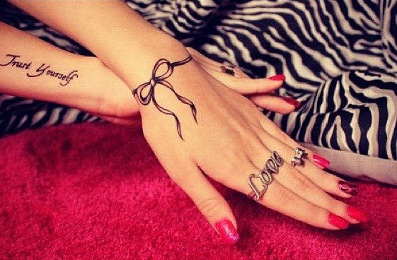 女孩手臂上的纹身和它们的含义。照片，素描，美丽，小，铭文