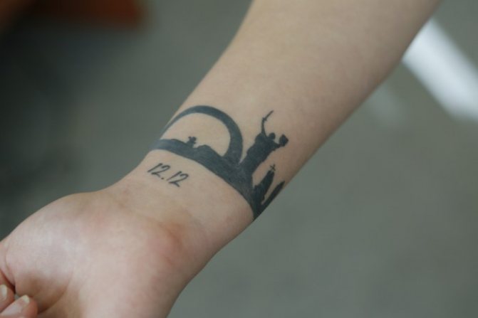女孩手臂上的纹身和它们的含义。照片，素描，美丽的，小的，铭文
