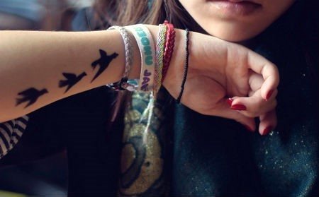 女孩手臂上的纹身和它们的含义。照片，设计，美丽，小，铭文